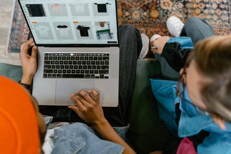 2025 and Beyond: 5 E-Commerce Trends Revolutionizing Online Shopping (Including AR and AI Chatbots)